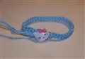 barnarmband vit katt med blå nylonflätad rem. 2 jpg.jpg